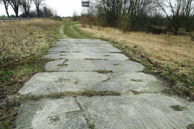 Die Betonmauer neben der B 105 wurde abgebaut, zu sehen sind noch Reste des Kontrollweges.