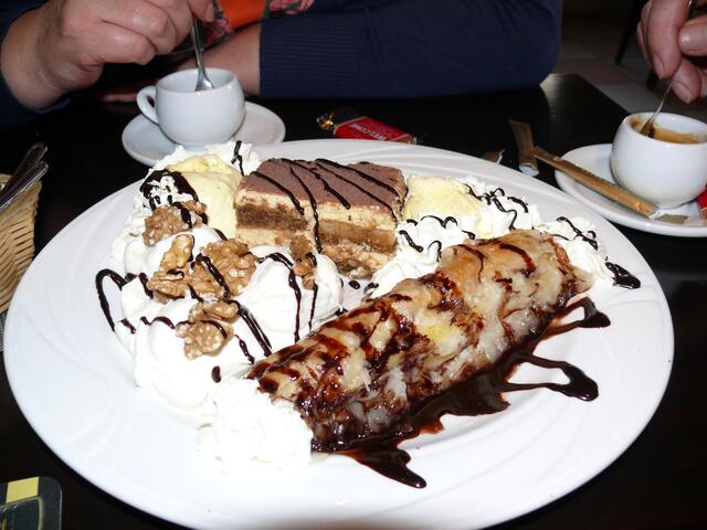 Nachspeisenteller - Galaktopureko + Tiramisu    griech.Joghurt mit Walnüssen - lecker!!!