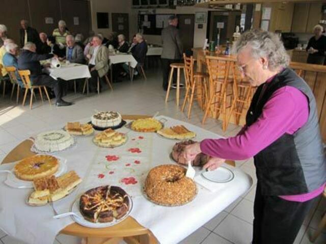Helga Rust spendete einen Frankfurter Kranz für das Kuchenbuffet