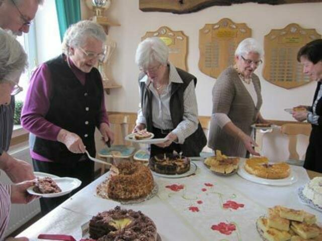 Aber bitte mit Sahne: Das Kuchenbuffet erfreut sich großer Beliebtheit bei den Gästen