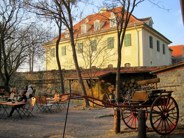 Im Sommergarten der "Alten Remise" mit dem Schloß Tiefurt im Hintergrund.