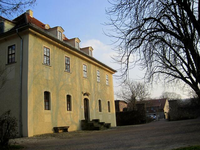 Schloß Tiefurt in spätnachmittäglicher Frühlingssonne.