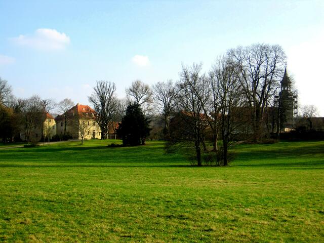 Blick vom Ilmufer zum Schloß und zur Kirche Tiefurt.