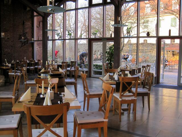 Neben der alten Scheune, die bei Badarf zum "Festsaal" wird, gibt es einen modernen Glasanbau als Restaurant.