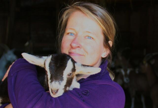 Das bin ich selbst, mit dem jüngsten Mitglied der Ziegenfamilie, erst zwei Tage alt. Foto: Michel
