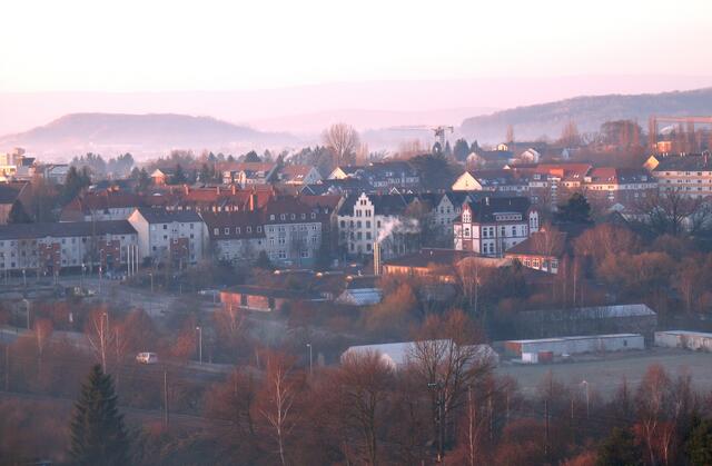 Doch der Blick geht auch über die Stadt hinaus. Links die begrünte Kalihalde in Empelde. Rechts der Benther Berg. Dazwischen der Gehrdener Berg und im Hintergrund der Deister.