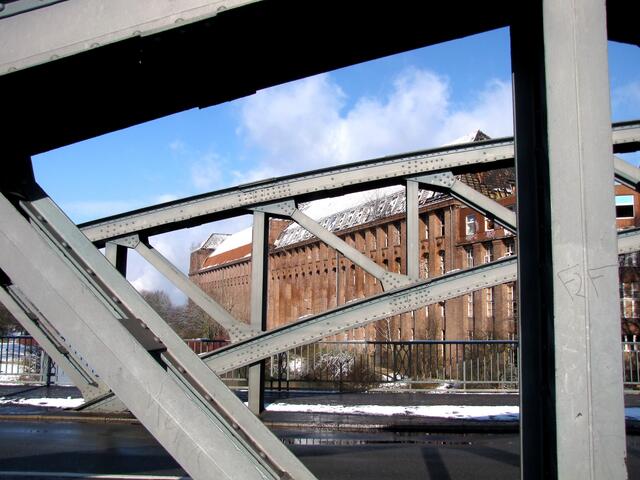Blick von der Kanalbrücke an der Wunstorfer Straße.