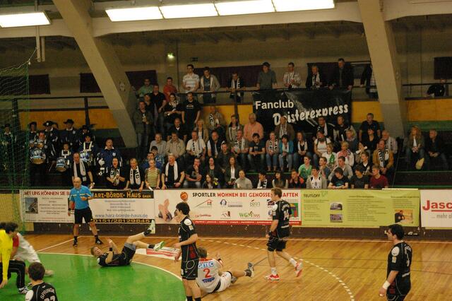 Ein Teil des Springer Fanblocks. Links davon: Freies Fanfarenkorps Alt-Laatzen!