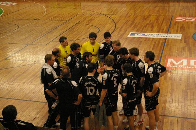 Time-Out! Zu sehen ist die Mannschaft der HF Springe mit Ihrem noch Trainer Oleg, dem zukünftigen Nationaltrainer der russischen Nationalmannschaft!