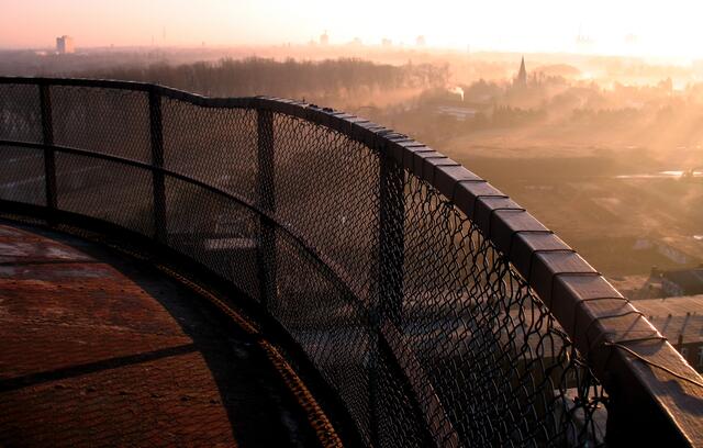 Ein Sonntagmorgen im März 2009. Die Nicolai-Kirche vor der City von Hannover.