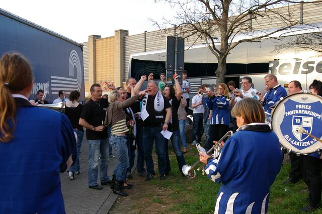 "Warm-Up" auf dem Rastplatz. Schon bei der Anreise super Stimmung!