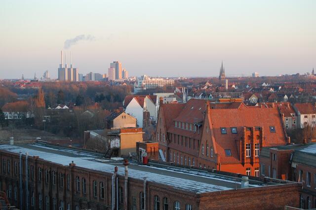 Das Heizkraftwerk dampft. Rechts der markante Turm der Betlehem-Kirche in Linden-Nord.
