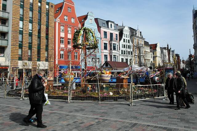 Der sieben Meter hohe Osterbaum bildet auf dem Universitätplatz ein weiteres Zentrum des Ostermarktes.