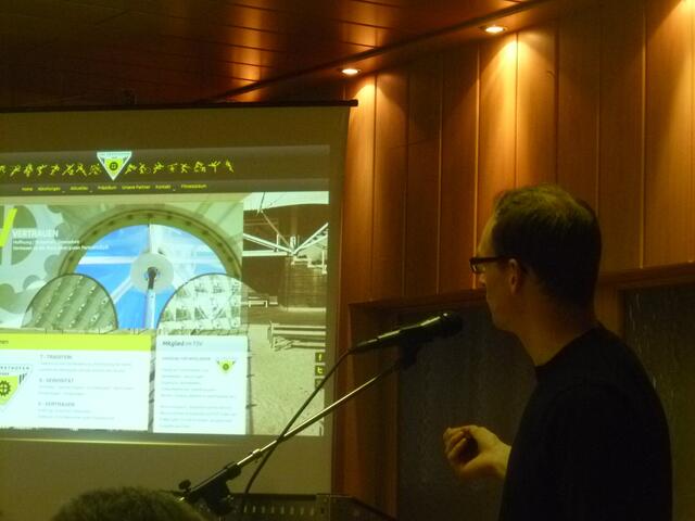 Matthias Schwab erläutert "seinen"  TSV-Internet-Auftritt