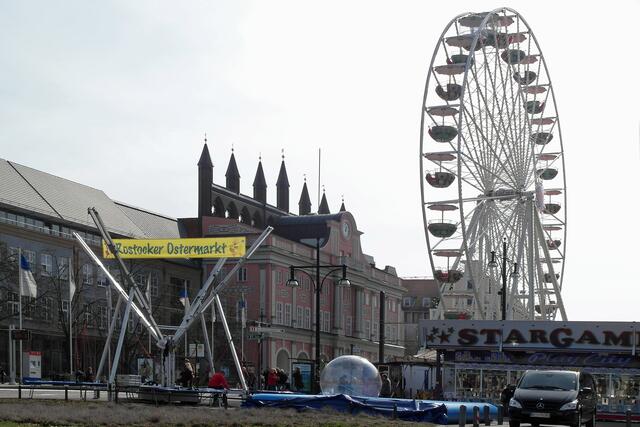 Vor dem Rathaus am Neuen Markt beginnt die österliche Festmeile, die sich durch die Innenstadt erstreckt.