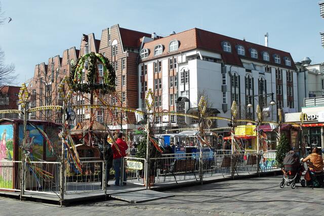 Zum Ostermarkt gehört die Kindereisenbahn, die auf dem Universitätsplatz aus Sicherheitsgründen hinter einer Absperrung aufgebaut wurde.