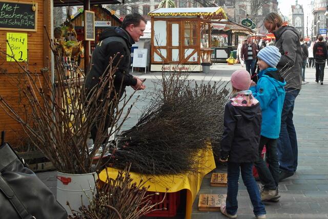 Für den häuslichen Osterschmuck benötigen Städter unbedingt ein paar Zweige, die auf dem Ostermarkt problemlos erworben werden können.