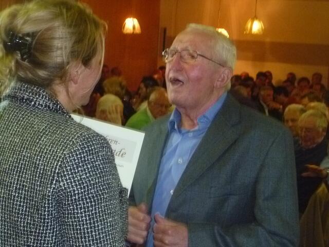 Und hier freut sich Fritz Ensslin über die Ehrennadel für 60 Jahre Mitgliedschaft