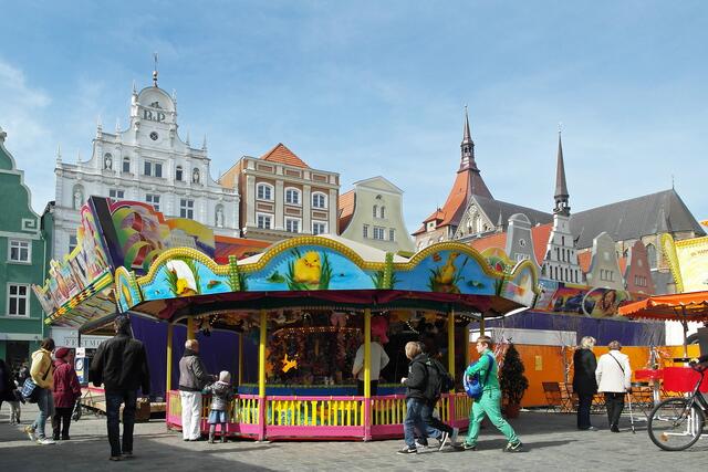 Verschiedene Karussells bereichern den Rostocker Ostermarkt auf dem Marktplatz.