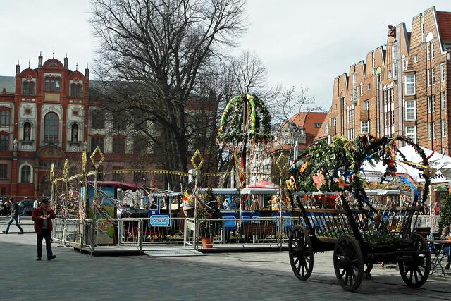 Osterbaum und Osterwagen auf dem Universitätsplatz als traditionelle Festdekorationen