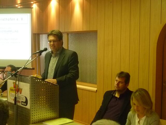 Jürgen Treffler begrüßt die Gäste