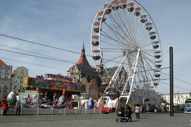 Auf dem Neuen Markt (im Hintergrund die Marienkirche) wurde das Riesenrad aufgebaut.