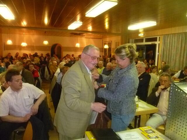 Josef Böck erhält die Treuenadel für 25 Jahre Mitgliedschaft