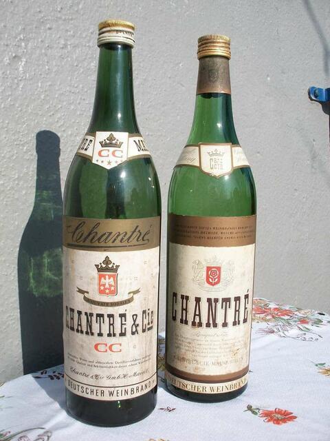 Welches Design jünger ist, kann man nach der jahrzehntelangen Lagerung nicht einschätzen.