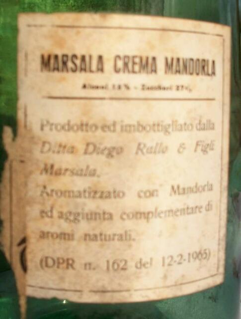 Nach dem Datum unten rechts ist der Marsala Mandelwein 1965 hergestellt worden