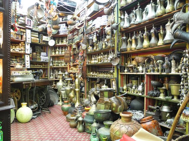 Hier gibt es traditionelle Schnabelkannen und Schalen und allerlei andere Metall-Waren ,  alte Dinge.....