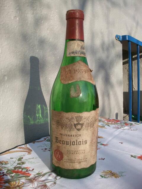 Beaujolais 1959, trotz Korken leider verdorben. Die Flasche wiegt ca. 575 g