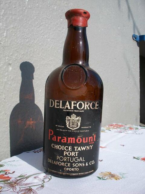 Ein leckeres Tröpfchen! Die Flasche erinnert an alte Piratenfilme mit Schatzkiste und alten Rum- und Weinflaschen...