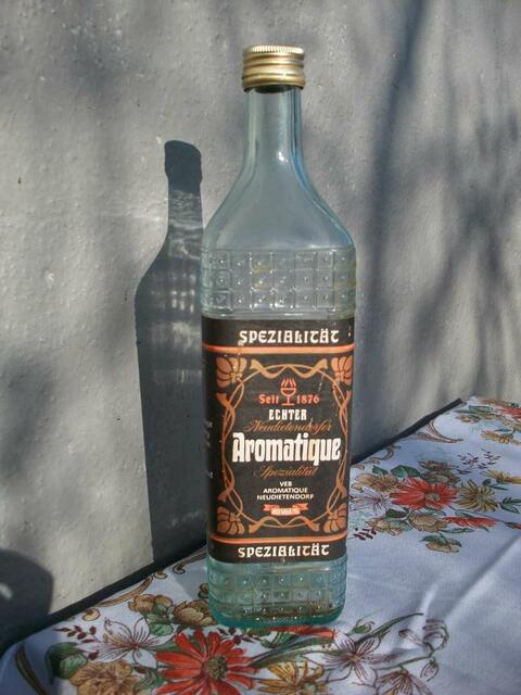 Hersteller: VEB Aromatique Neudietendorf (DDR), "dient Ihrem Magen, schafft wohlbehagen; verdauungsfördernd". In der Tat auch noch nach Jahrzehnten