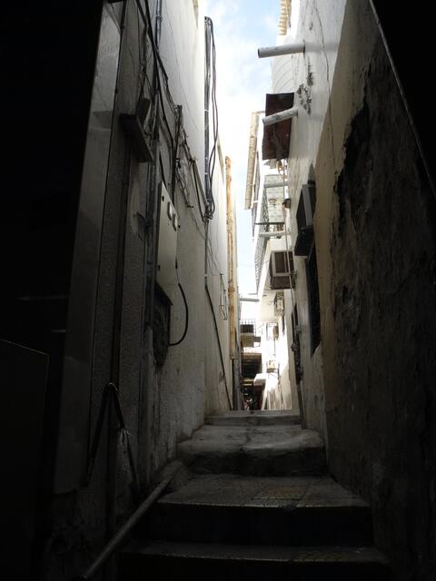 Durch diese enge Gasse  geht es zu den bewohnten Gebäuden