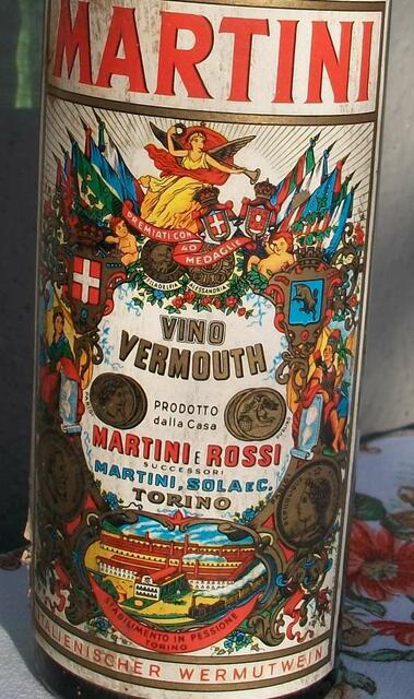 Ein grafisch anspruchsvolles Etikett. Unten ist ein Dampfzug zu erkennen