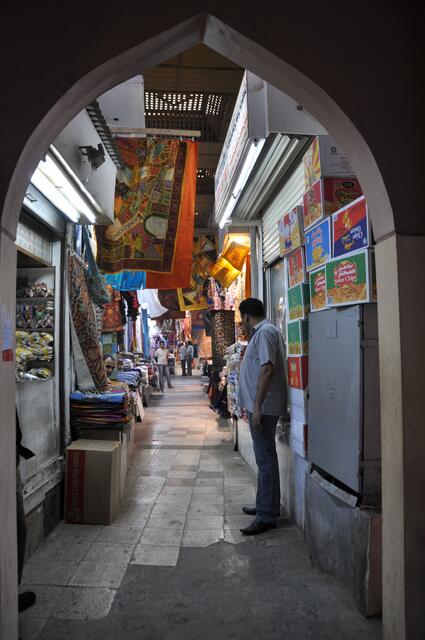 Eine schmale Gasse - die Stoffabteilung , hier bekommt man, unter Anderem, kunstvoll bestickte Decken  in allen Farben und Größen (eine hängt an der Decke)