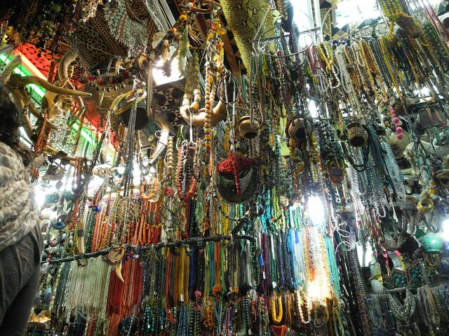 Ketten in allen Farben der Steine..........