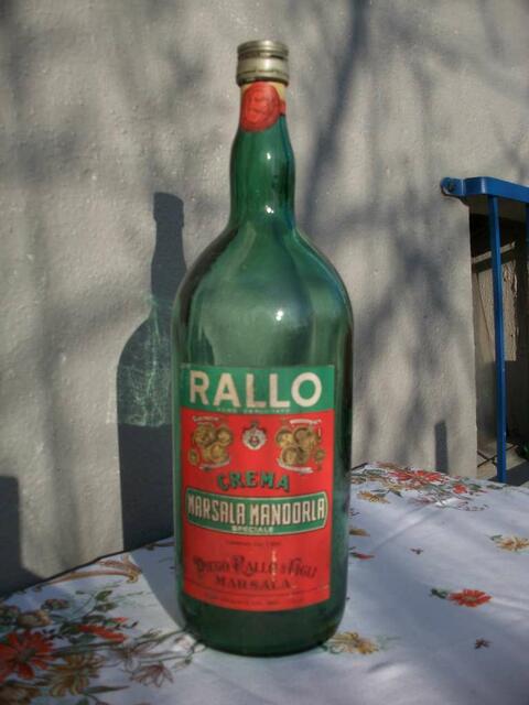 Diese 1,8-Liter-Flasche hat sicherlich eine Busreise aus Italien hinter sich. Leckeres Mandelaroma, kein bisschen beeinträchtigt durch das lange Lagern - und Brummschädelfaktor "Null".