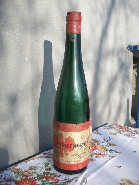 Höllengrat 1957, Südtirol/Italien. Nur noch zum Wegkippen. Die Flasche wiegt sage und schreibe 700 Gramm!