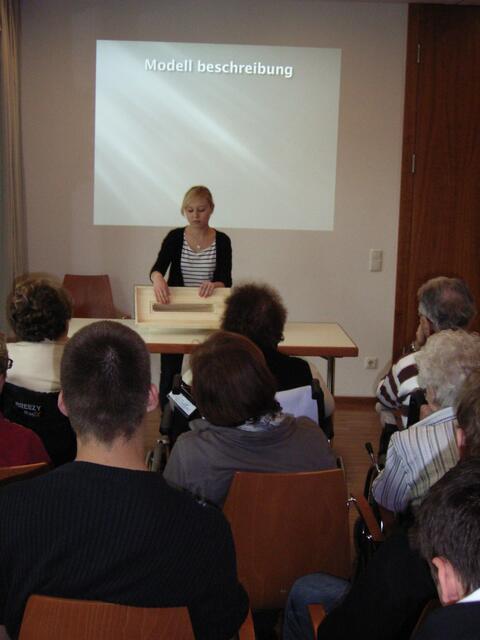 Victoria Li bei der Präsentation ihres für Rollstuhlfahrer geeigneten Modells eines Hochbeets im AWO Seniorenheim.