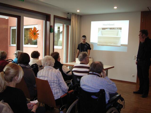 Philipp Lechner gab den Zuschauern ausführlich Auskunft über Preise und Materialien seines Modells.