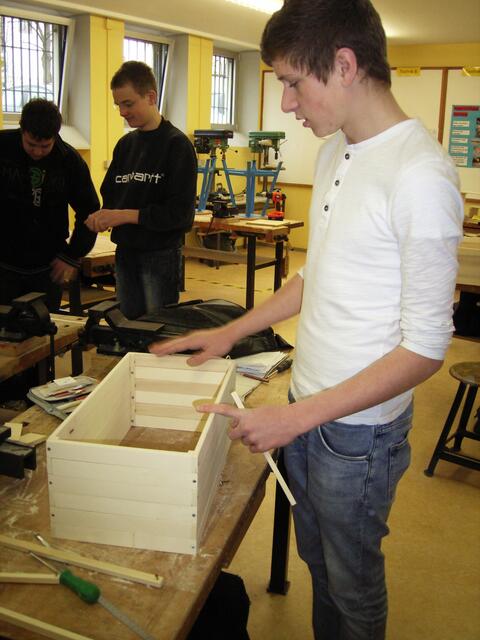 Cebrail Eren baute ein Hochbeetmodell, das für die rüstigen Senioren eingesetzt werden kann.