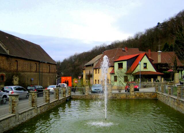 Blick über den Teich zur Ampelregelung.