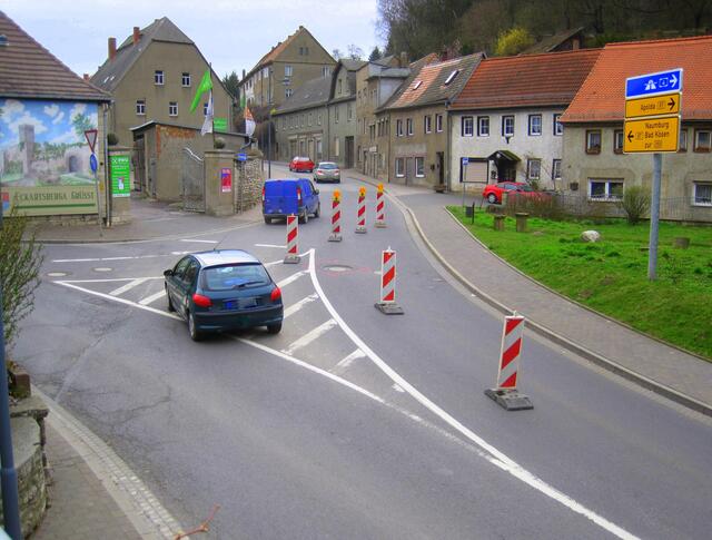 An der Teilung der B87 stadtaufwärts fährt man linksseitig.