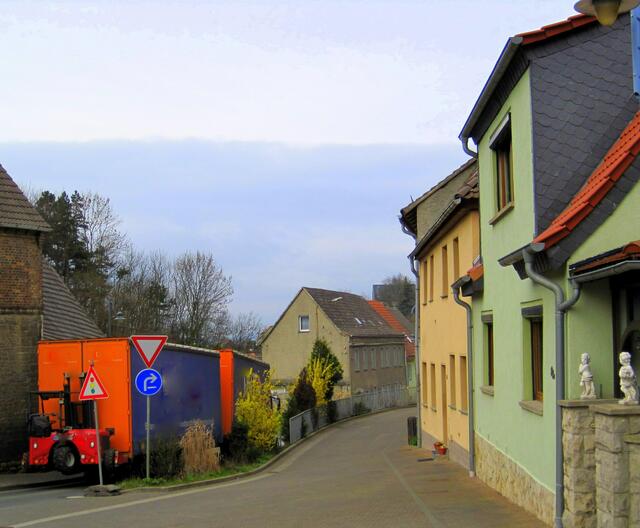 Weiterhin freier Gang auf dem hochgelegten Fußweg über der Kurve.