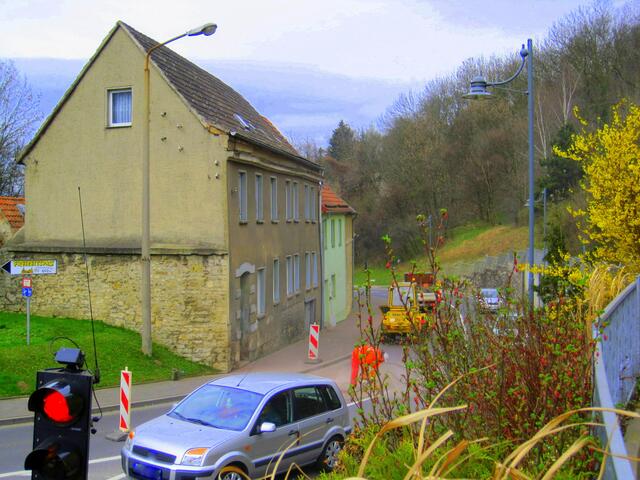 Der Gegenverkehr fließt.