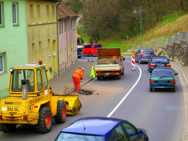 Der Gegenverkehr unten wartet schon.