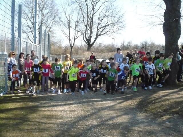 Massenstart der jungen Leichtathleten beim Crosslauf auf der Finnenbahn