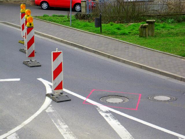 Wenn in diesen abgesenkten Gullideckel Anhängerwagen von Lastautos auf die Achsen knallen, schallt es durch die ganze Stadt, und frühmorgens sitzt man unsanft geweckt vor Schreck mit Herzrasen im Bett.