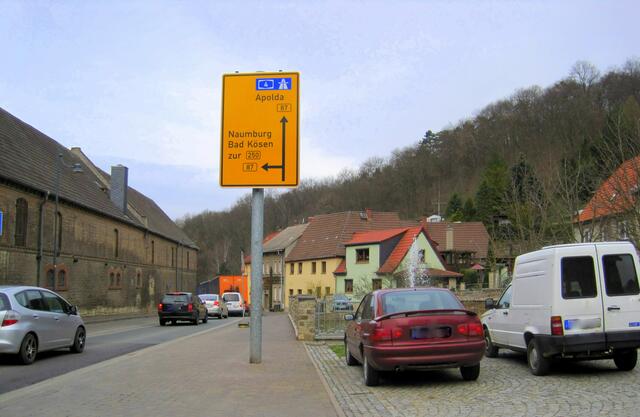 Die Autos stauen sich schon weit vor der Ampelregelung.